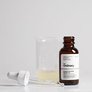 Serum me vitaminë C për lëkurën, produkt kozmetik i The Ordinary për ndriçim dhe shëndet të.