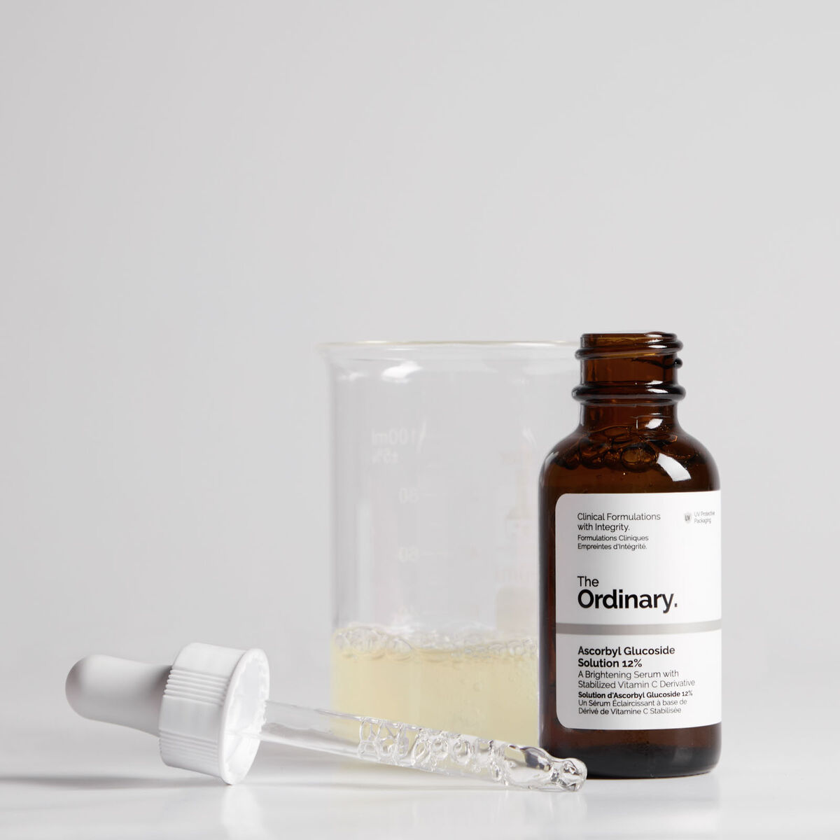 Serum me vitaminë C për lëkurën, produkt kozmetik i The Ordinary për ndriçim dhe shëndet të.
