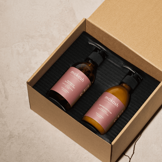 Set me dy shishe me parfum Mokosh Woody Depth për kujdesin e trupit dhe aromën unike.
