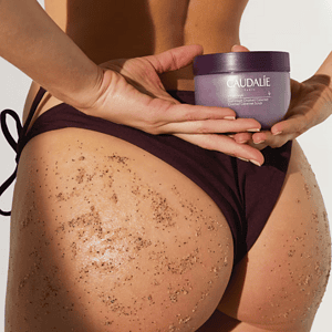 Trup i lëngshëm për trup me scrub Caudalie Vinosculpt, për lëkurë të butë dhe të shëndetsh.