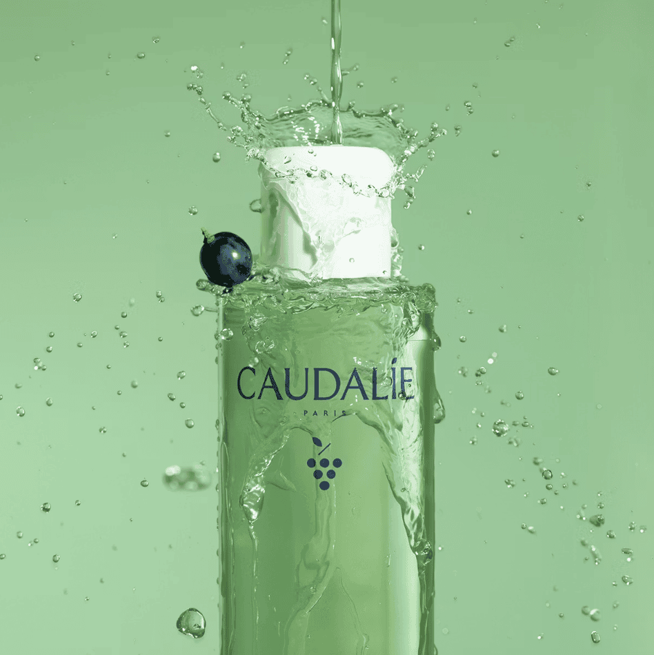 Toner për lëkurë të yndyrshme dhe të prirur për akne, me përbërës natyralë Caudalie Vinopu.
