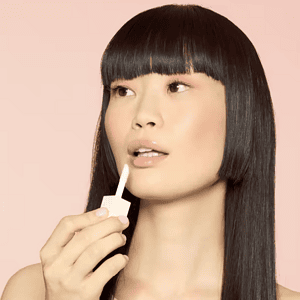 Vaj për buzë BioNike DEFENCE COLOR, 7ml, për hidratim dhe shkëlqim buzësh.