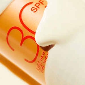 Krem dielli SPF 30 për mbrojtje nga dielli, produkt kozmetik për mbrojtje diellore.