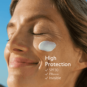 Spray mbrojtjeje SPF 30 për lëkurën, produkt kozmetik për mbrojtje nga dielli.