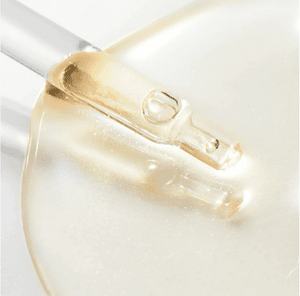 Serum kozmetik me vitaminë C për lëkurë të ndritshme dhe të shëndetshme.