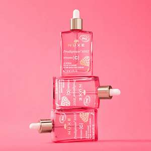 Serum Vitamine C NUXE Prodigieuse BOOST për lëkurën me vitaminë C dhe shkëlqim të shëndetshë.
