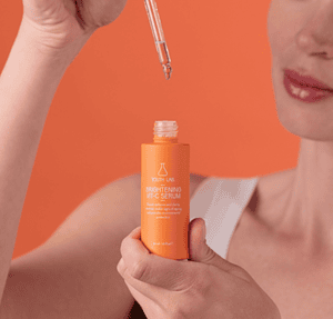 Serum Vit-C për ndriçim të lëkurës, produkt kozmetik për përmirësimin e pamjes së lëkurës.