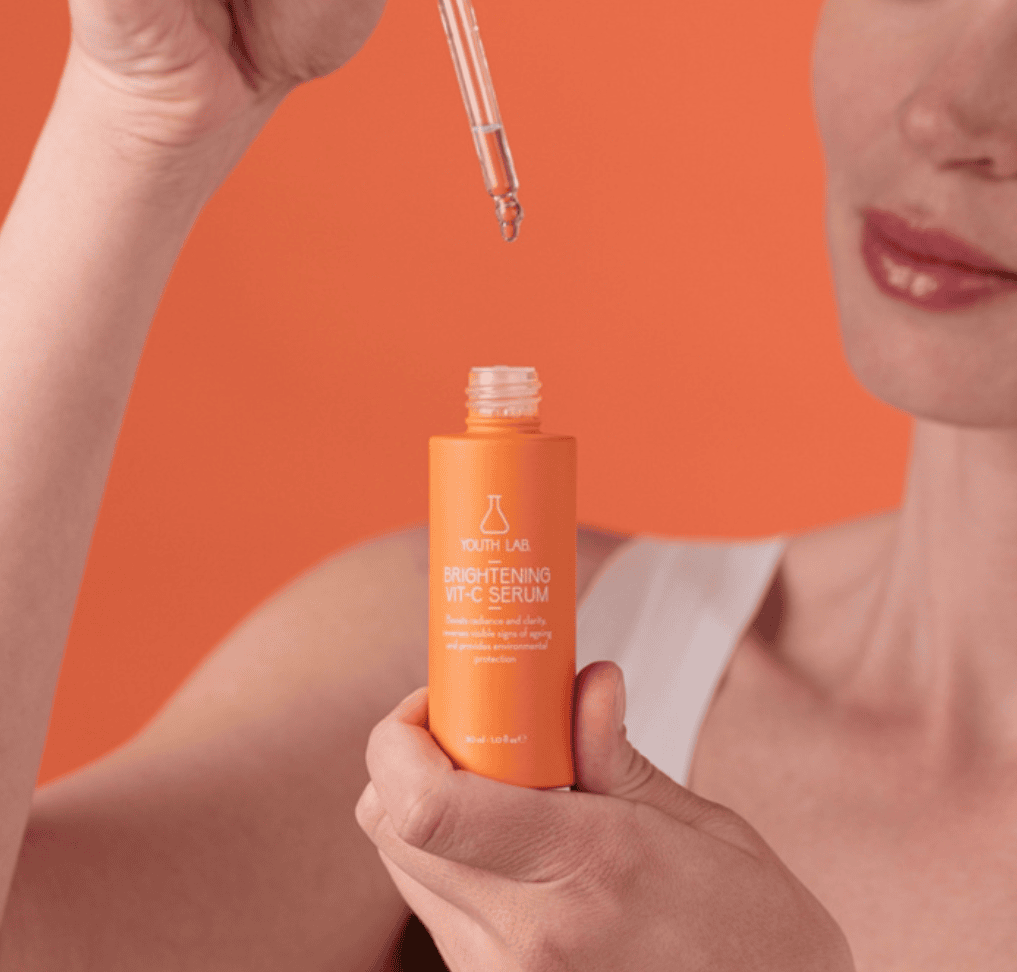 Serum Vit-C për ndriçim të lëkurës, produkt kozmetik për përmirësimin e pamjes së lëkurës.