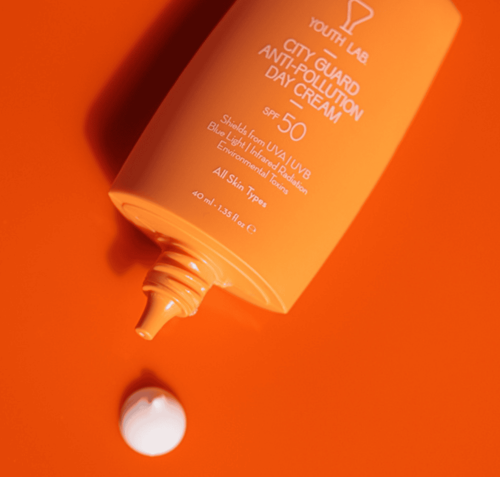 Krem dielli SPF 50 kundër ndotjes dhe diellit për lëkurë të ndjeshme, mbrojtje UV dhe anti-poll.