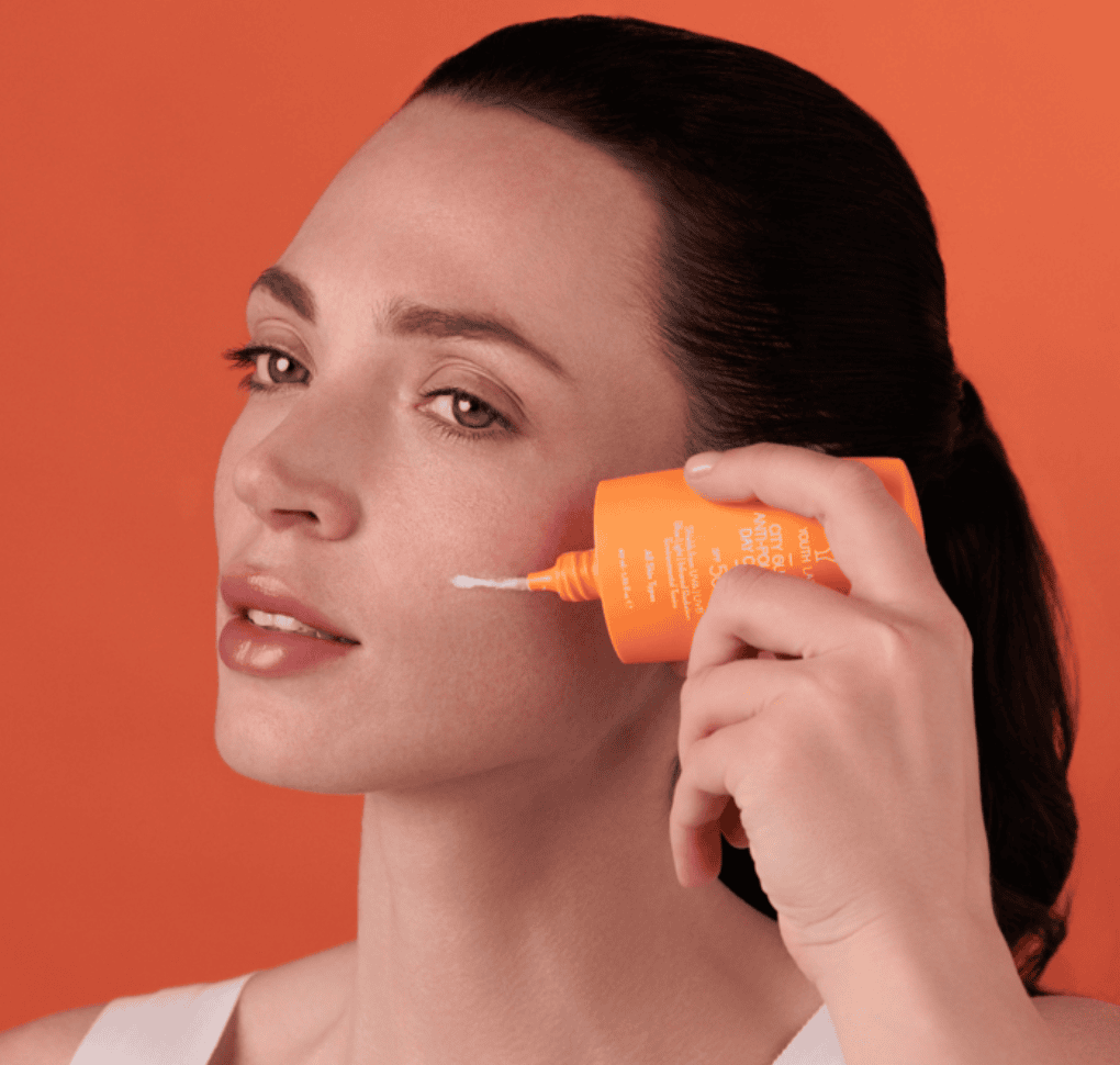 Krem kundër ndotjes me SPF 50 për mbrojtje të lëkurës nga dielli dhe ndotja.