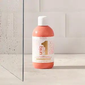 Shampo për flokë kaçurrela RP UniqOne 230ML për kujdesin e flokëve me kaçurrela dhe shkëlqim.