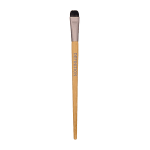 Përdorim profesional i brush-it kozmetik me dore bamboo për aplikim të saktë të produkteve.