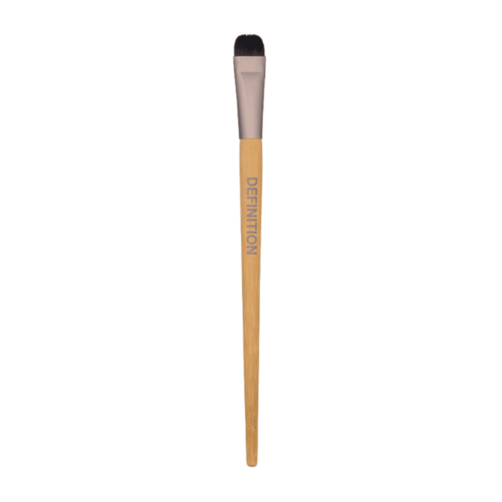 Përdorim profesional i brush-it kozmetik me dore bamboo për aplikim të saktë të produkteve.