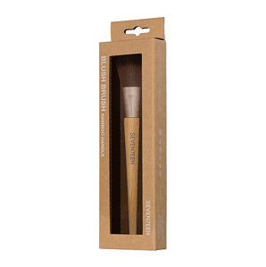 Përdorimi i brush-it të buzës me dorë bambu për aplikimin e makeup-it të buzës.