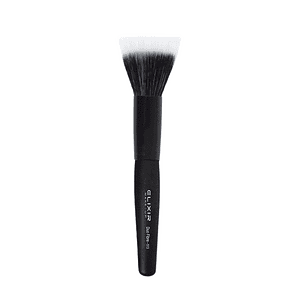 Përdorimi i furçës së dyfishtë për aplikimin e makeup-it dhe fondatinës.