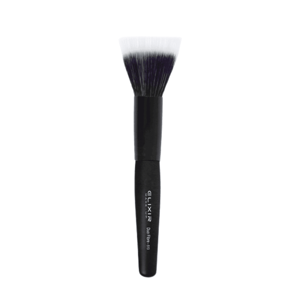 Përdorimi i furçës së dyfishtë për aplikimin e makeup-it dhe fondatinës.