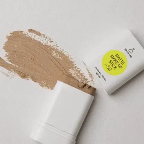 Kozmetikë me bazë, stick për mbulim të lehtë me SPF50, për fytyrë dhe trup.