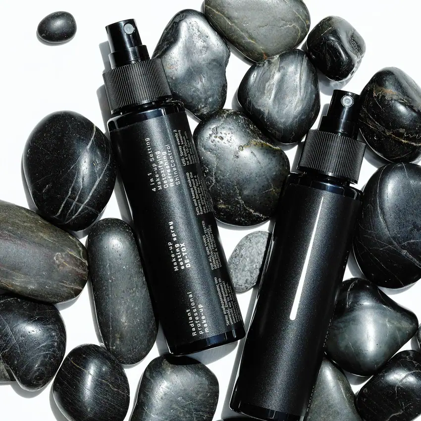 Spray për fytyrën RAD Make Up Setting Spray për përmirësimin e qëndrueshmërisë së makeup-it.
