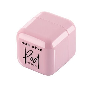 Pink lip balm container Mon Rêve Pod për buzë me ngjyrë rozë dhe dizajn modern.