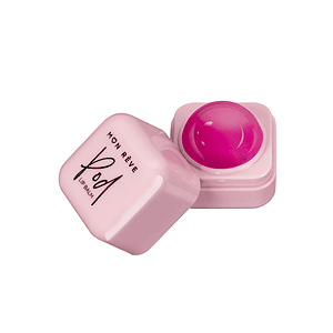 Lip balm me aromë frutash, për kujdesin e buzëve, produkt kozmetike për buzë të lagura dhe të shëndë.