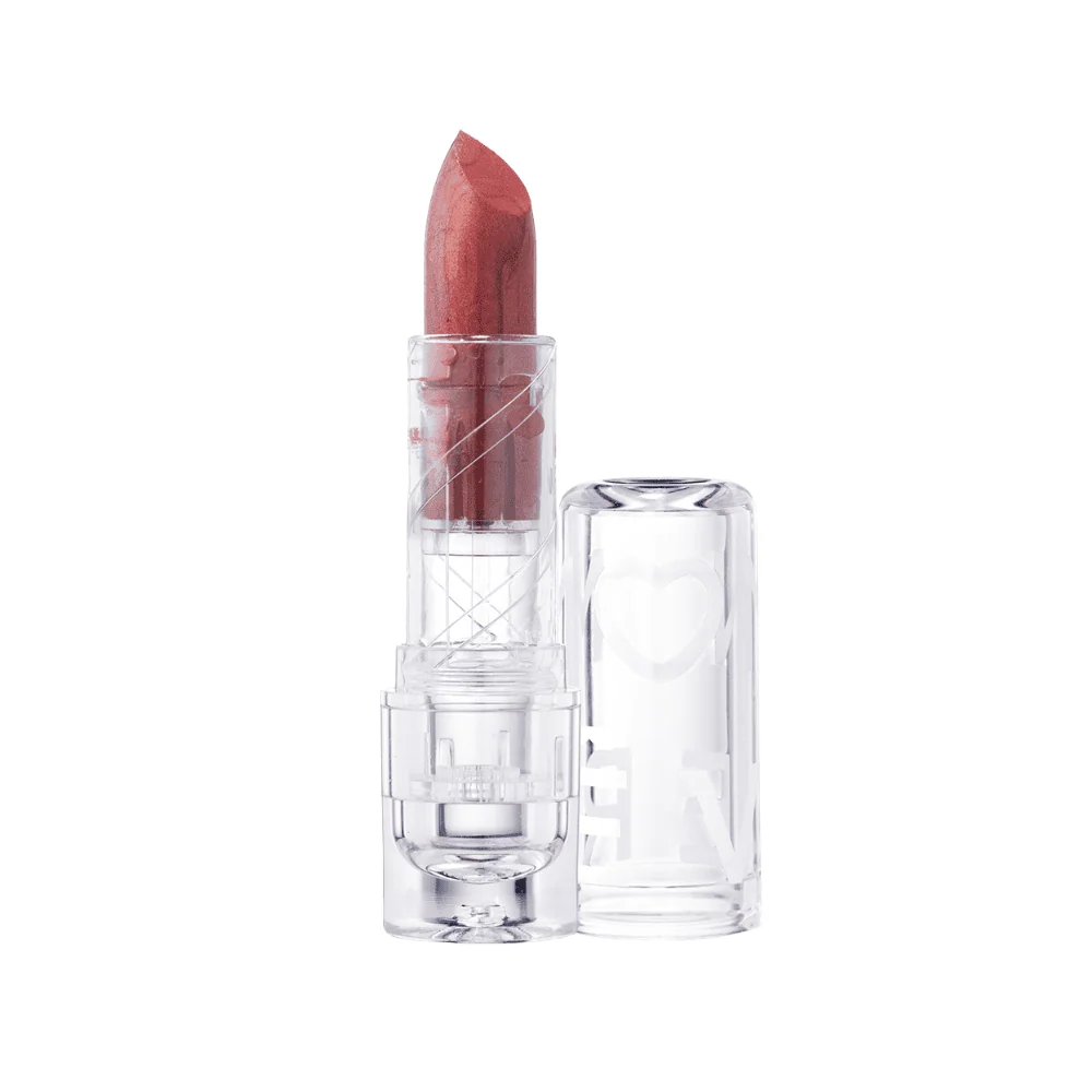 Buzëkuq i ngjyrosur në nuancë rozë, për buzë të shkëlqyera dhe tërheqëse.