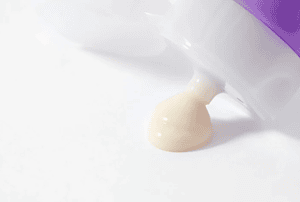 Krem kozmetik ngjitet dhe derdhet nga tub dhe tuba–prodhuar për kujdesin e lëkurës.