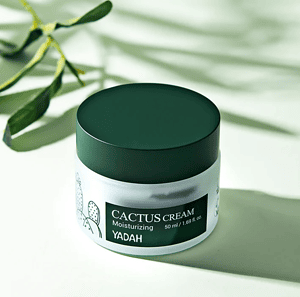 Krem qelqi Cactus Yadah për hidratim 50 ml me kapak të errët dhe paketim të bardhë.