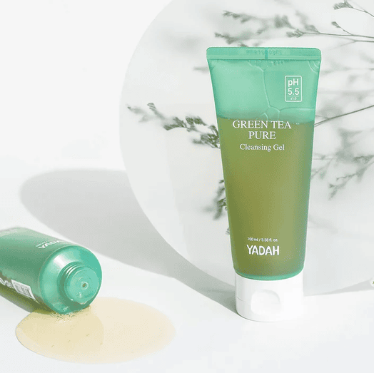 Green Tea Pure cleansing gel flakon në nuancë jeshile, produkt kozmetik nga YADAH për larje fyti dhe.