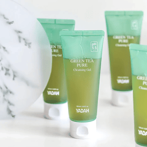 Green Tea Pure Cleansing Gel nga YADAH, gjysmë xhami ujore me ngjyrë jeshile, tub i ngushtë për pasq.