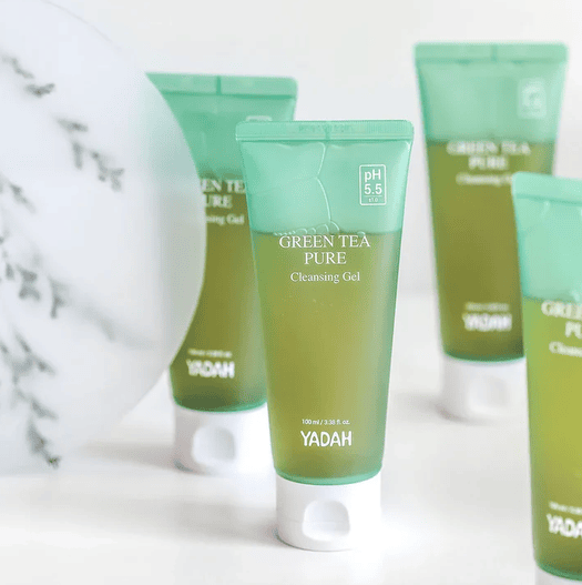 Green Tea Pure Cleansing Gel nga YADAH, gjysmë xhami ujore me ngjyrë jeshile, tub i ngushtë për pasq.