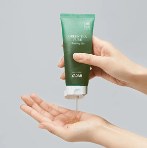 YADAH Green Tea Pure Cleansing Gel për fytyrën me ngjyrë të gjelbër, pompë të lehtë.