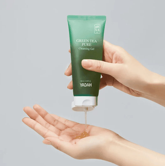 YADAH Green Tea Pure Cleansing Gel për fytyrën me ngjyrë të gjelbër, pompë të lehtë.