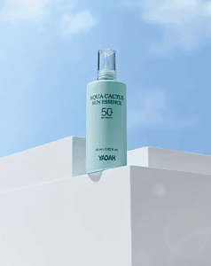 Aqua Cactus Sun Essence 50+ kozmetik kremi şişesi açık mavi tonlarda, güneş koruması ve nemlendirme.