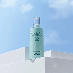 Aqua Cactus Sun Essence 50+ kozmetik kremi şişesi açık mavi tonlarda, güneş koruması ve nemlendirme.