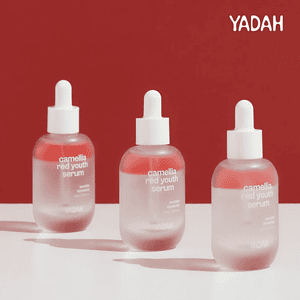 Camellia Red Youth serum boute dhembë të kuq në paketim me tre nanoqirë në sfond të kuq.
