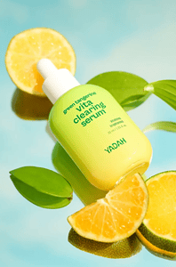 Serum per kujdesin e lëkurës me pompë dhe fruta limoni dhe gjethe.