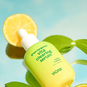 Serum per kujdesin e lëkurës me pompë dhe fruta limoni dhe gjethe.